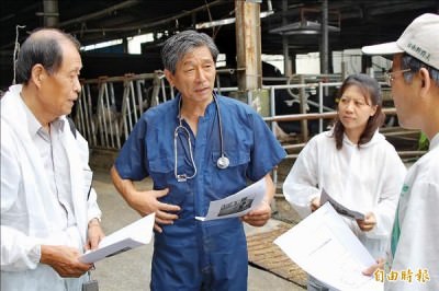 日本獸醫學博士香本穎利（左二），貢獻台南市酪農產業發展八年，獲市長賴清德致贈感謝狀。 （記者楊金城攝）
