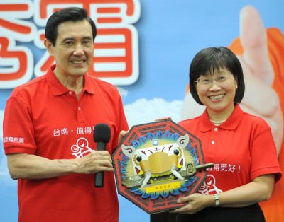 台南市長參選人黃秀霜（右）在媒體製作的民調中，大幅落後給對手賴清德。圖為馬英九（左）贈送避邪的咬劍獅掛飾給黃秀霜。（資料照，記者王敏為攝）